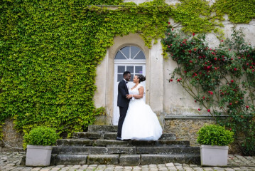 Photos de couple devant la façade du domaine de la mazure - photographe de mariage Ile-de-France