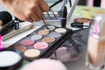 La palette de maquillage pendant les préparatifs de la mariée - photographe de mariage Ile-de-France