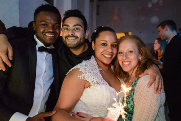 Les mariés avec leurs amis - photographe de mariage Ile-de-France