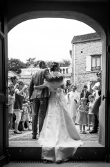 Les mariés à la sortie de l'église - photographe de mariage Ile-de-France