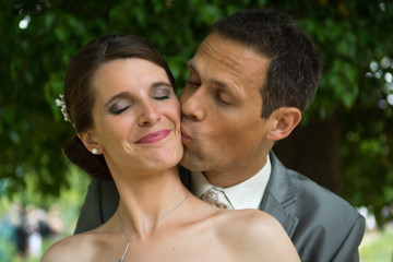 Le bisous dans le cou du marié - Clément Cazi photographe - photographe de mariage Ile-de-France
