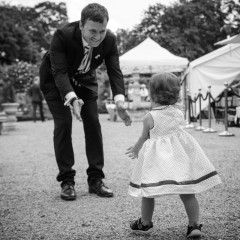 photo prise sur le vif pendant le cocktail - photographe de mariage Ile-de-France