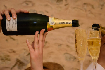cascade de champagne pendant un mariage - photographe de mariage Ile-de-France