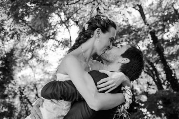 Le bisous des mariés pendant une séance photos de couple