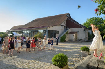 Le jet du bouquet de la mariée - photographe de mariage Ile-de-France