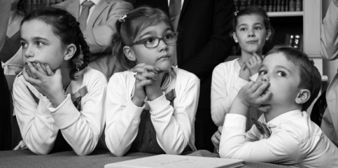 quatres enfants regardent les mariés pendant un mariage - photographe de mariage Ile-de-France