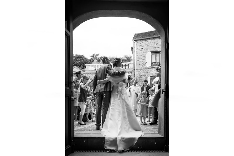 mariés à la sortie de l'église, photographe mariage Ile-de-France, Val-de-Marne, Seine-et-Marne, Haut-de-Seine, Essonne, Yvelines
