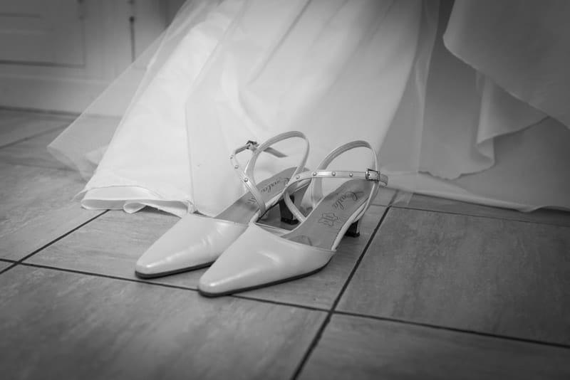chaussures de la mariée pendant les préparatifs, robe de mariage, préparatifs mariage, photographe de mariage Ile-de-France, Seine-et-Marne, Val-de-Marne, Haut-de-Seine, Yvelynes, Essonne