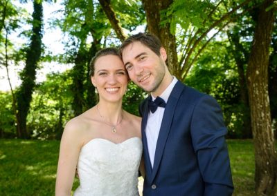 couple de marié posant pour la photo de couple, photo de couple mariage, photographe de mariage Ile-de-France, Essonne, Seine-et-marne, Val-de-Marne, Haut-de-Seine, Yvelines