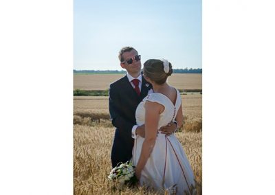 couple de mariés dans un champ de blé, photo de couple mariage, photographe de mariage Ile-de-France, Seine-et-Marne, Yvelines, Haut-de-Seine, Essonne
