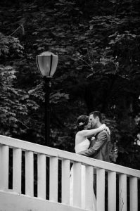 bisous mariés pont et lampadaire, portrait mariés pont, portrait mariés lampadaire, photos de couple mariage, photos de couple préparatifs, photographe de mariage Ile-de-France, Yvelines, Seine-et-Marne, Val-de-Marne, Essonne, Haut-de-Seine